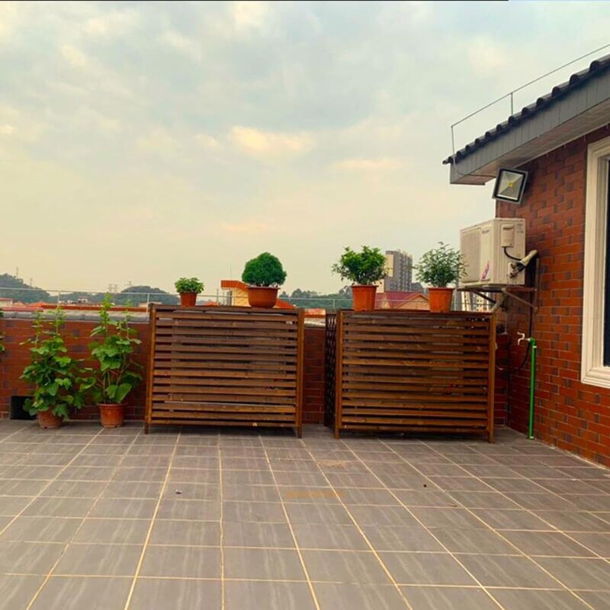  Housse De Protection Pour Climatiseur Extérieur – Support Marron Résistant Aux Intempéries Et Volet De Clôture Décoratif Pour Unités AC – Taille M – Protection élégante Et Durable